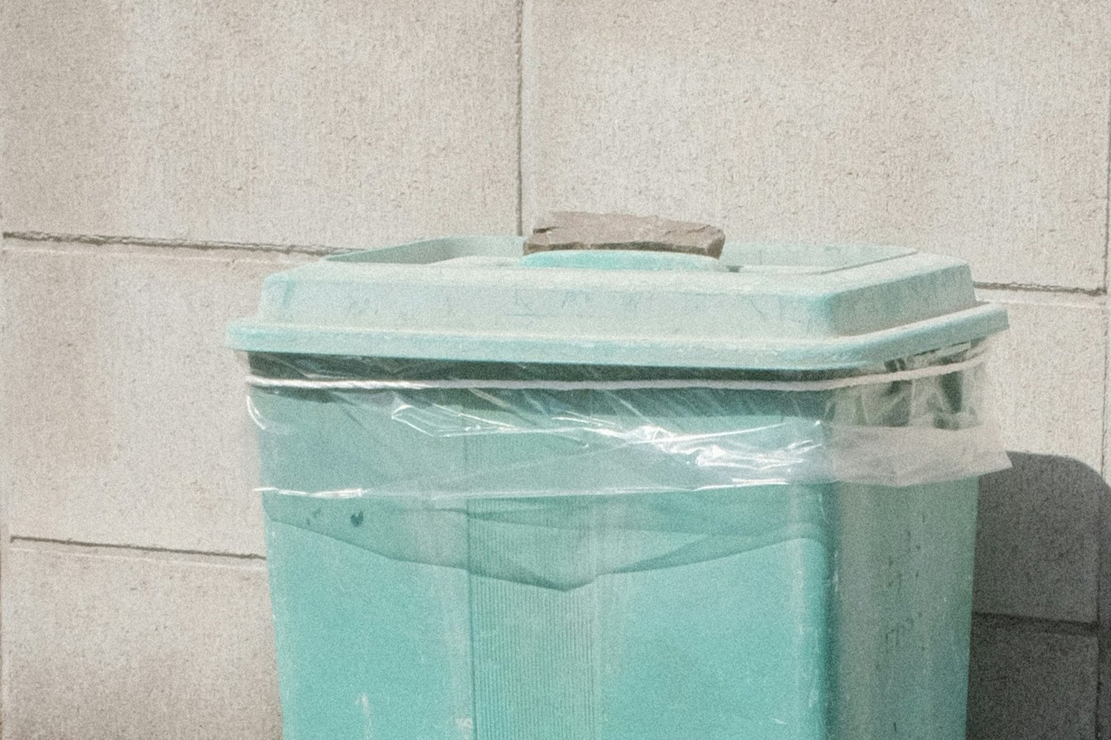 Mülleimer mit Deckel in einer Küche