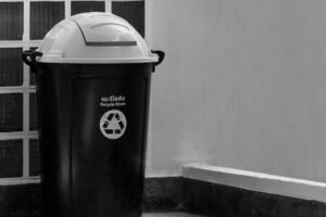 Mülleimer wird gereinigt